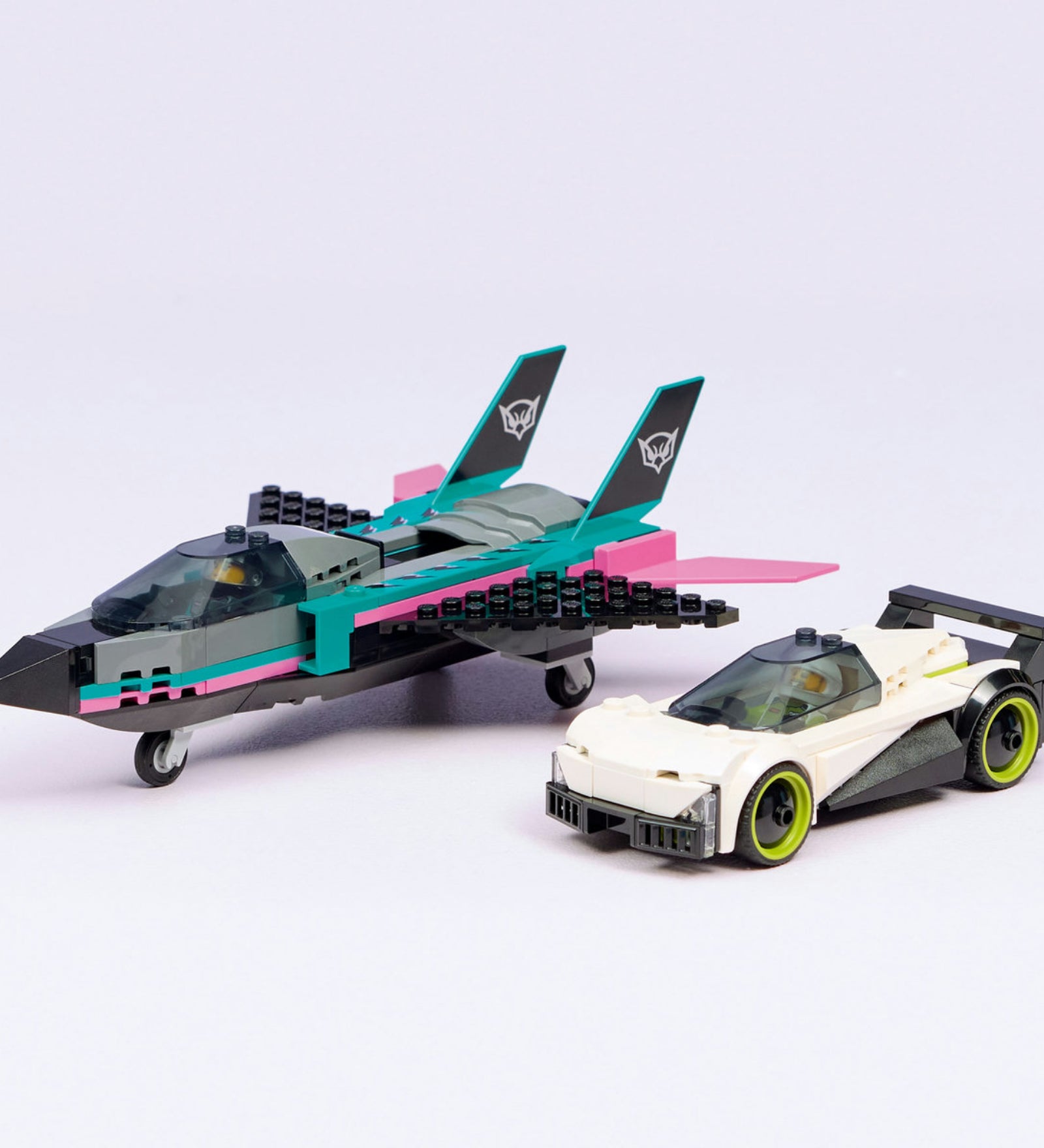 LEGO City Jet vs. Car vadászgép és sportautó egymás mellett, megépített modellek.