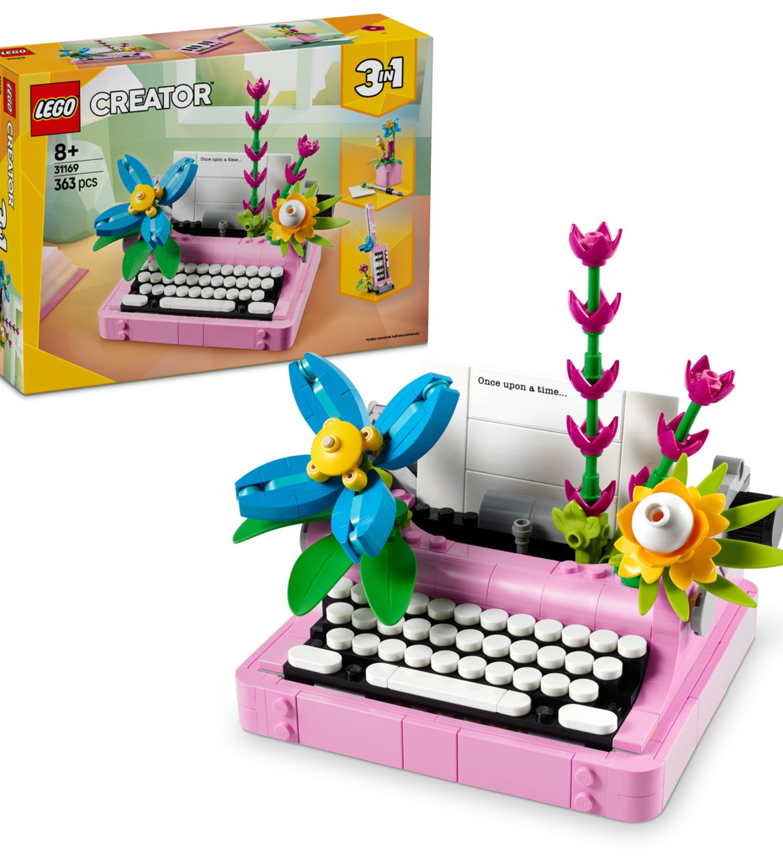 A LEGO Creator 3 az 1-ben Írógép virágokkal 31169 készlet egyik épített modelljét ábrázolja, amely egy virágokkal díszített, rózsaszín írógépet mutat be. Az írógép billentyűi és papírhengere mozgatható, és a mellette lévő asztalon különböző színes virágok helyezkednek el. A háttérben a doboz látható, amelyen a készlet további két modellje szerepel.