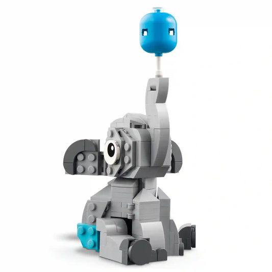 LEGO Baby Elephant in the Sky: Elefántbébi az égben 40814 készlet megépített modellje, amely egy aranyos szürke elefántbébit ábrázol, ormányán kék léggömbbel.