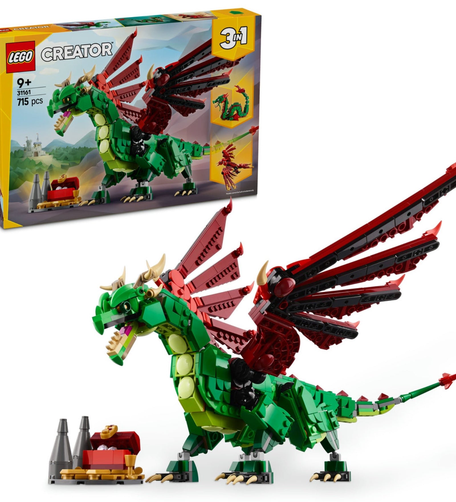 A LEGO Creator Középkori Sárkány 31161 készlet képe, amely a felépített sárkány modellt és a termék dobozát mutatja. A sárkány élénk zöld színű testtel, piros és fekete szárnyakkal, és lenyűgöző részletességgel van ábrázolva, miközben egy kincsesládát őriz. A kép hátterében látható a doboz, amely bemutatja a sárkány mellett a két másik lehetséges modellt: a tengeri kígyót és a főnixet.