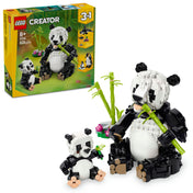 A LEGO Creator 3 az 1-ben Vadállatok: Panda család 31165 készlet, amelyen egy nagy panda figura bambuszszállal, egy kisebb panda figura, és a doboz látható, ahol más állatmodellek is megjelennek, mint a pingvin és az orka.