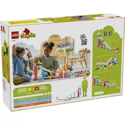 LEGO DUPLO 3 az 1-ben Kreatív versenypályák járművekkel (10478) doboz hátoldala, amely játék közben mutatja a készletet, valamint a három különböző versenypálya-összeállítás lehetőségeit.