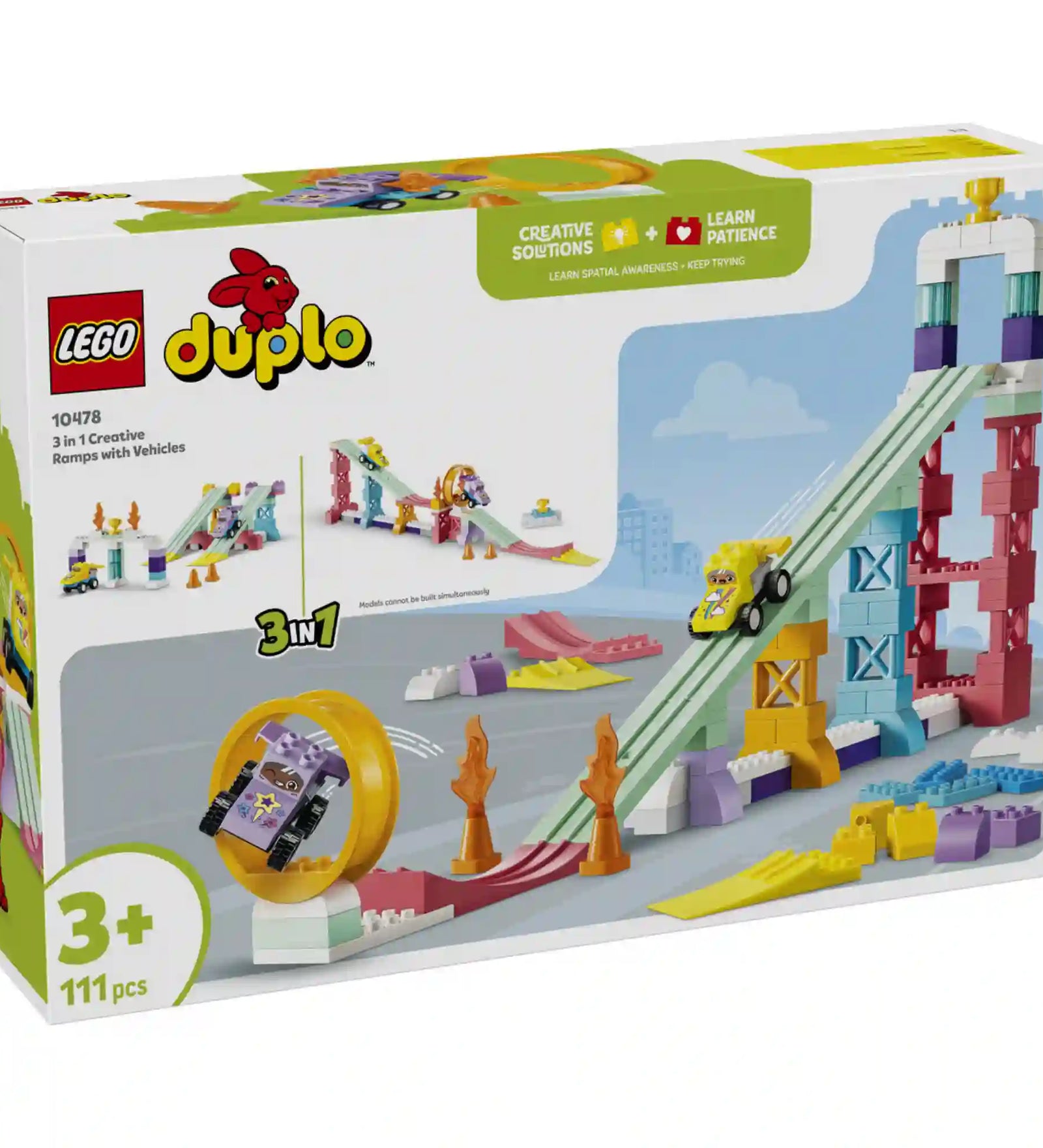 LEGO DUPLO 3 az 1-ben Kreatív versenypályák járművekkel (10478) dobozképe, amely egy magas rámpás versenypályát, ugratókat, hurkot és két versenyautót mutat be a 111 darabos készletből.