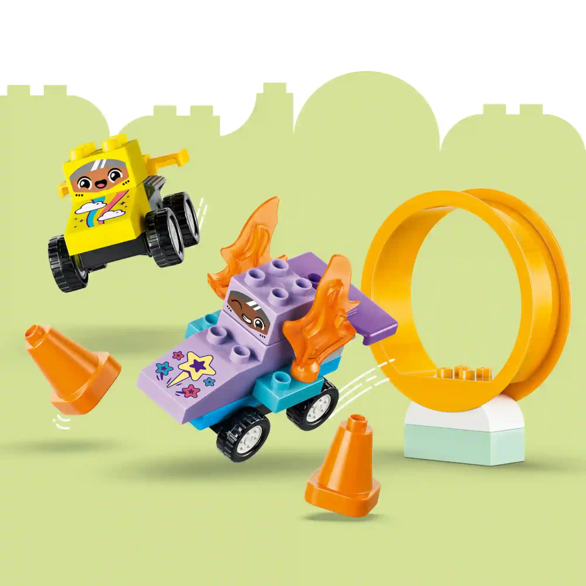 LEGO DUPLO 3 az 1-ben Kreatív versenypályák járművekkel (10478) versenyautói akció közben, ugratókkal, bójákkal és körhurok elemmel, amelyek izgalmas autóversenyeket tesznek lehetővé.