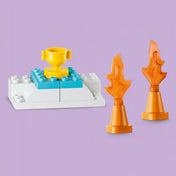 LEGO DUPLO 3 az 1-ben Kreatív versenypályák járművekkel (10478) győzelmi dobogóval, trófeával és láng alakú kiegészítőelemekkel a versenyjátékok és szerepjátékok színesítéséhez.