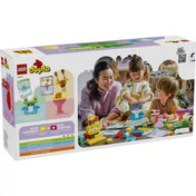 LEGO DUPLO Állatépítő játék (10472) dobozának hátoldala, építési kihívásokkal, mintakártyákkal és játék közben látható gyermekekkel, akik állatfigurákat építenek.