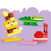LEGO DUPLO Állatépítő játék (10472) kreatív állatfigurái, köztük egy ugró nyúl, egy krokodil és egy rák, színes DUPLO elemekből megépítve a készlet játékos lehetőségeit bemutatva.
