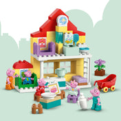 LEGO DUPLO 10467 Family House kétszintes családi ház Peppa malac figurákkal, bútorokkal és játék kiegészítőkkel.