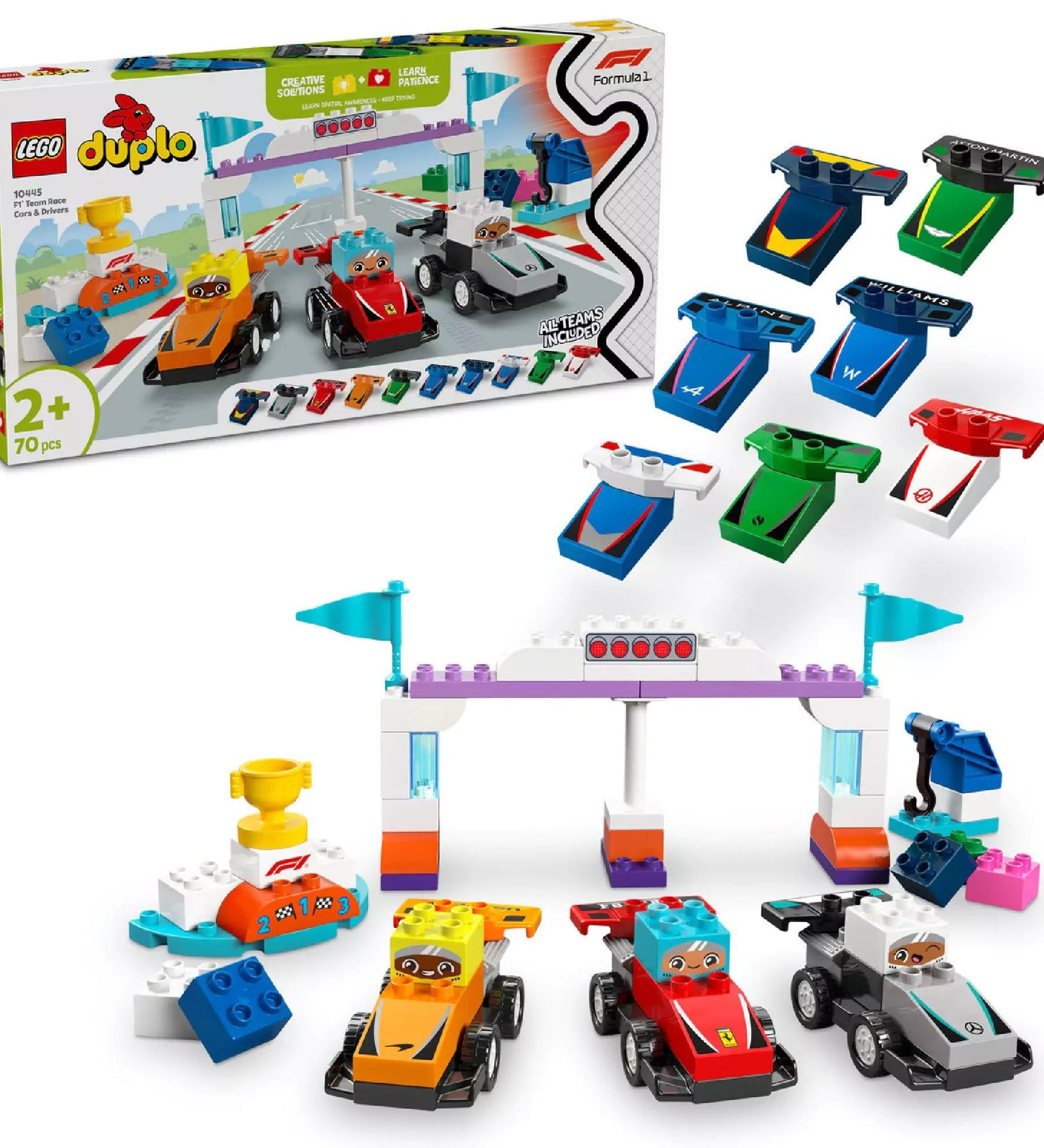 LEGO F1 versenycsapat (10445) szett elrendezve, bemutatva az autókat, pilótákat, célkaput és a díjátadót.