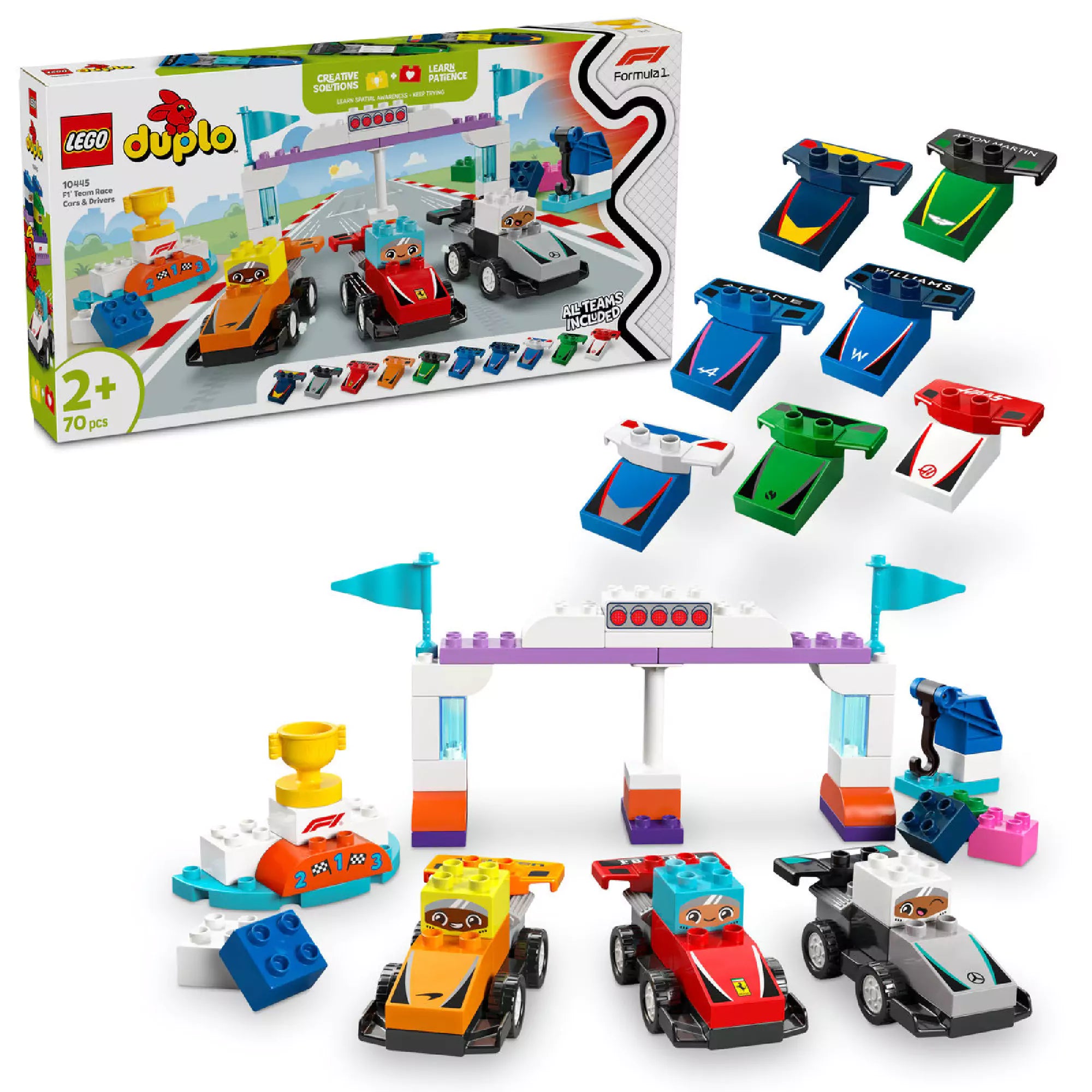 LEGO F1 versenycsapat (10445) szett elrendezve, bemutatva az autókat, pilótákat, célkaput és a díjátadót.