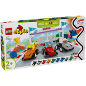 LEGO DUPLO F1 10445 készlet doboza elölnézetből, három színes versenyautóval és Forma-1 témájú tartalommal.