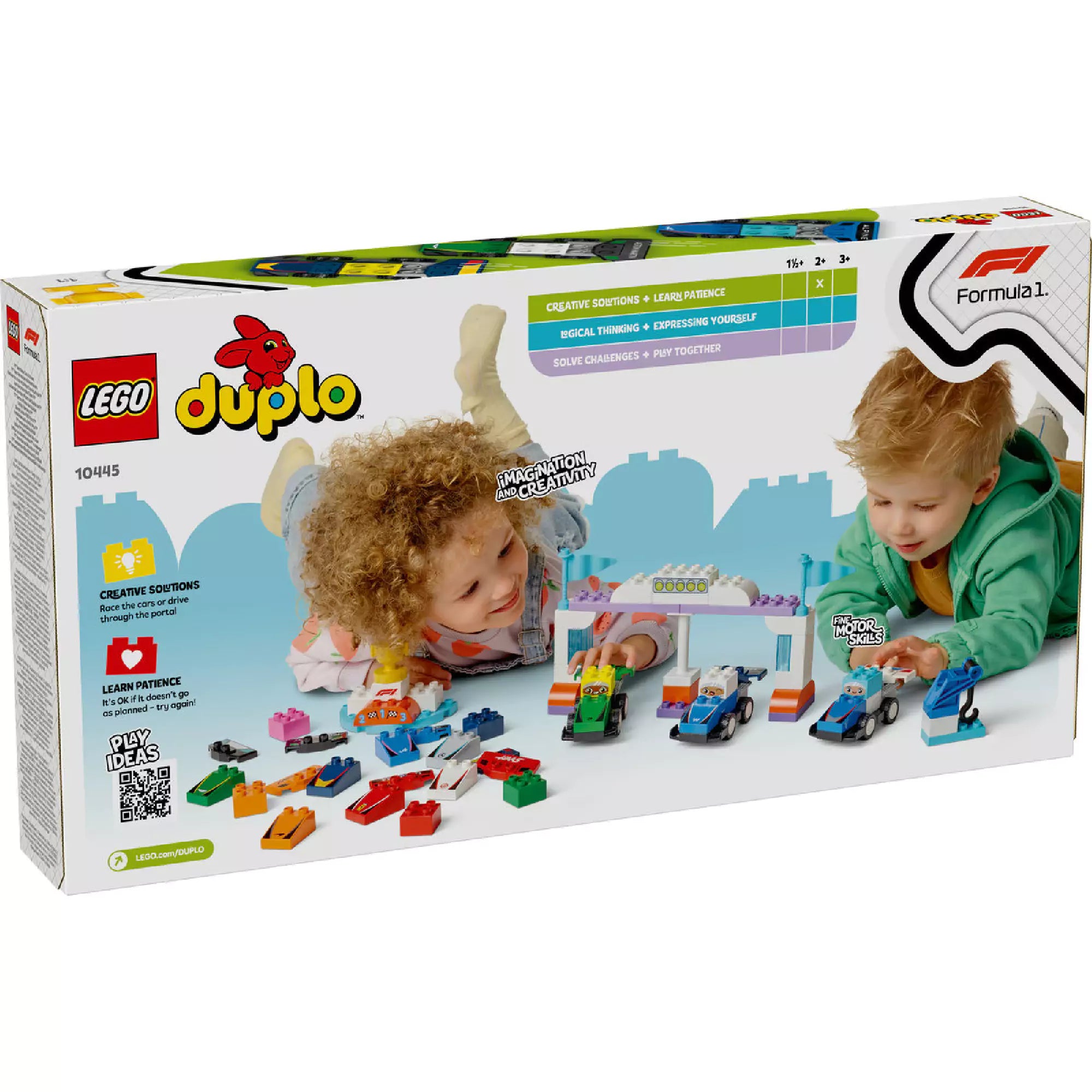 LEGO DUPLO F1 versenycsapat autói és versenyzői (10445) dobozhátlap, ahol két gyermek játszik színes versenyautókkal és versenykapuval.