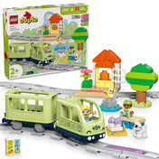 Kicsomagolt LEGO DUPLO 10427 Interaktív kalandvonat készlet: sínpályán haladó vonat, utasokkal, házikóval, fával, kutyával és akciókockákkal kiegészítve.