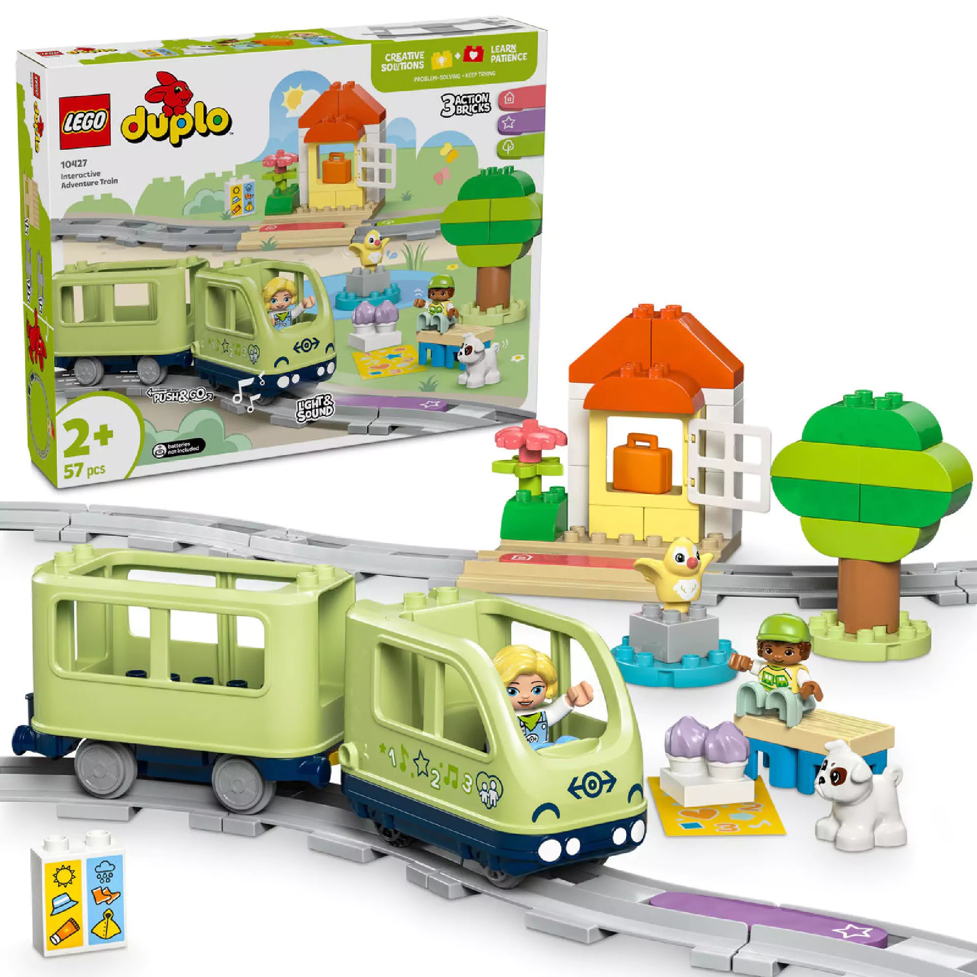 Kicsomagolt LEGO DUPLO 10427 Interaktív kalandvonat készlet: sínpályán haladó vonat, utasokkal, házikóval, fával, kutyával és akciókockákkal kiegészítve.