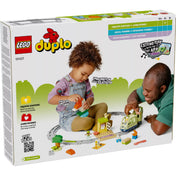  LEGO DUPLO 10427 Interaktív kalandvonat hátoldala amelyen egy Kislány és édesapja játszik a LEGO DUPLO 10427 Interaktív kalandvonat szettel; a kép a játék közös élményét és kreativitását hangsúlyozza.