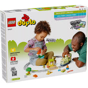  LEGO DUPLO 10427 Interaktív kalandvonat hátoldala amelyen egy Kislány és édesapja játszik a LEGO DUPLO 10427 Interaktív kalandvonat szettel; a kép a játék közös élményét és kreativitását hangsúlyozza.