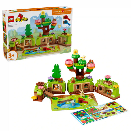 LEGO DUPLO Vadállatok erdei felfedezőkészlete (10480) teljes tartalma a doboz mellett, erdei építményekkel, állatfigurákkal, nyomkereső nagyítókkal és történetmesélő feladatkártyákkal.