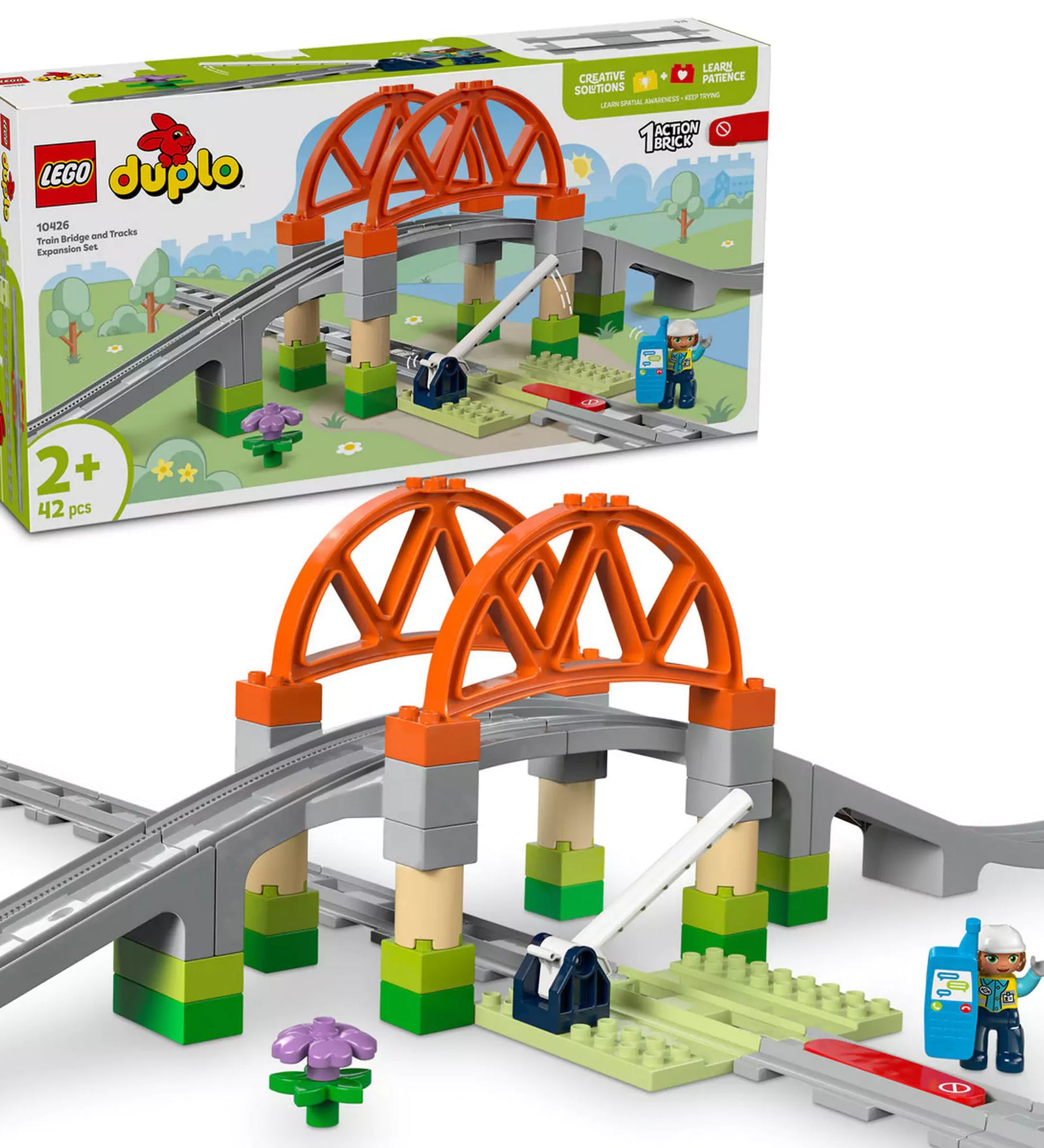 LEGO DUPLO Vasúti híd és sínkészlet, amely tartalmaz egy narancssárga ívhidat, sínpályát, emelhető sorompót, egy vasúti mérnök figurát és további kiegészítőket a kreatív játékhoz, dobozával együtt bemutatva.