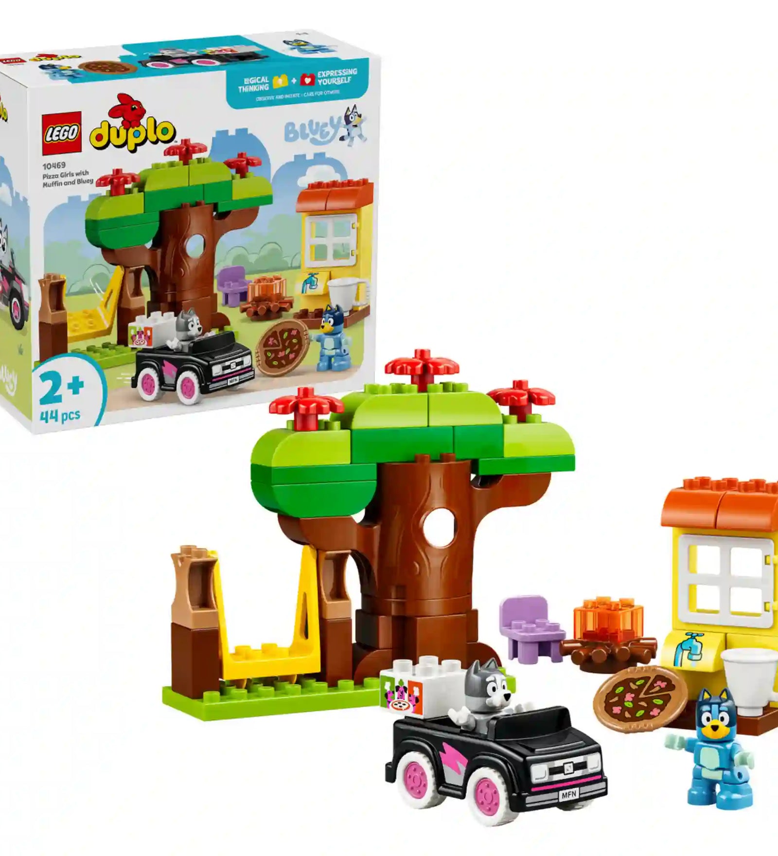 LEGO DUPLO Bluey: Pizza parti Muffinnal és Bluey-val (10469) készlet a dobozképpel együtt, nagy faépítménnyel, hintával, pizzával, házrésszel, autóval és Bluey, valamint Muffin figurákkal.