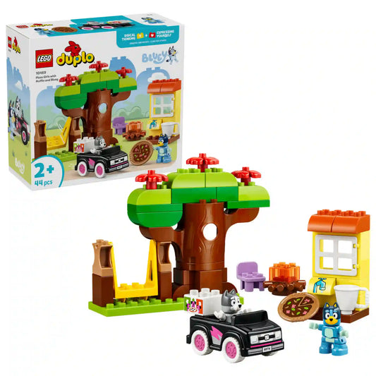 LEGO DUPLO Bluey: Pizza parti Muffinnal és Bluey-val (10469) készlet a dobozképpel együtt, nagy faépítménnyel, hintával, pizzával, házrésszel, autóval és Bluey, valamint Muffin figurákkal.