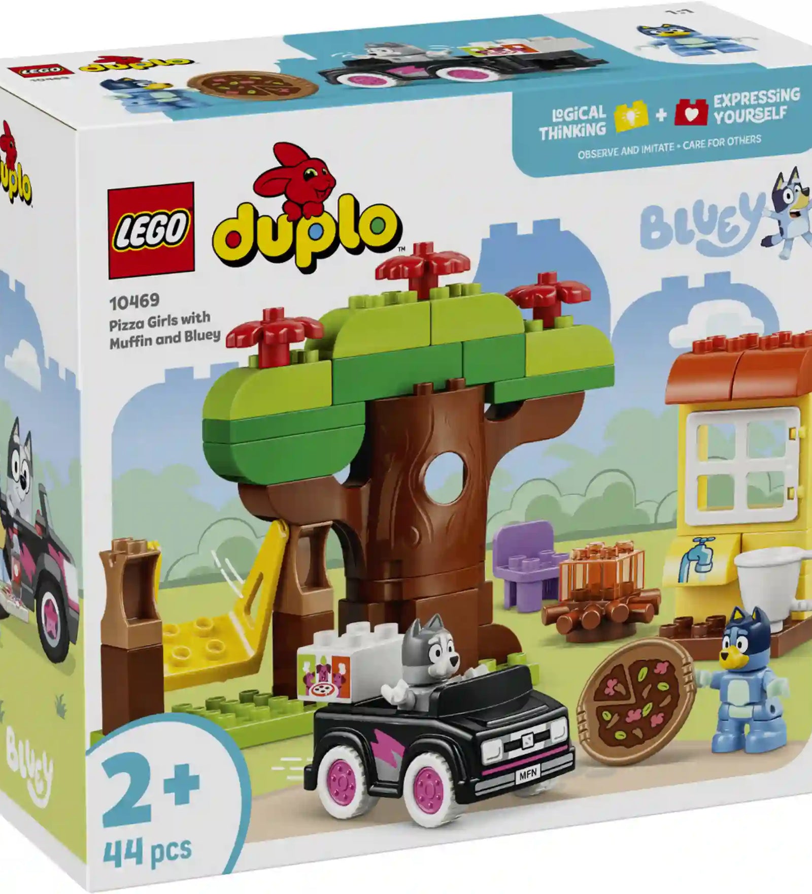 LEGO DUPLO Bluey: Pizza parti Muffinnal és Bluey-val (10469) dobozképe, amely a Bluey sorozat ihlette játékjelenetet, a fa alatti pikniket, a pizzát és a karaktereket mutatja be.