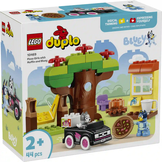 LEGO DUPLO Bluey: Pizza parti Muffinnal és Bluey-val (10469) dobozképe, amely a Bluey sorozat ihlette játékjelenetet, a fa alatti pikniket, a pizzát és a karaktereket mutatja be.