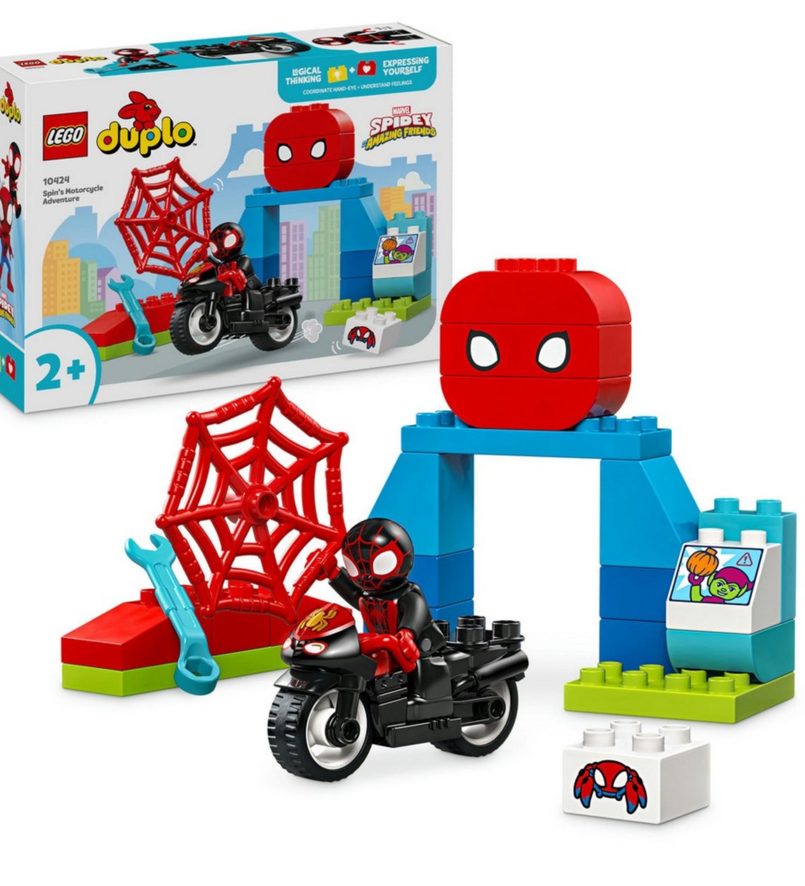 Részletgazdag fotó a LEGO DUPLO 10424 Spin motorkerékpáros kalandjai készletről, elöl az összerakott játék színes elemekkel és Spin figurájával motoron, a háttérben pedig a termék doboza látható városi illusztrációval.