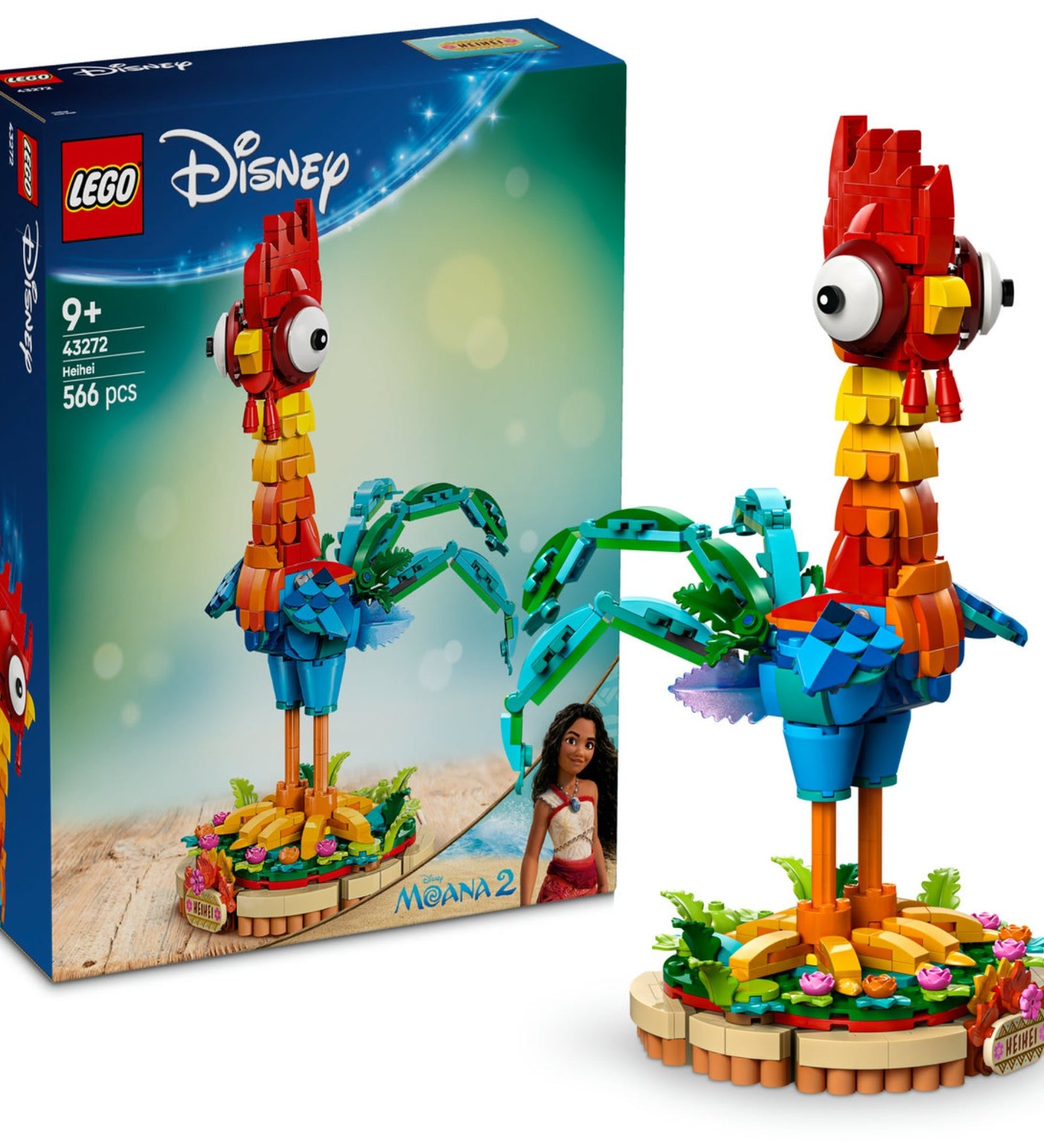 LEGO Disney Heihei 43272, 566 darabos lego dobozképe, amely elött a megalkotott Heihei figura áll, a virágokkal teli podiumon. 
