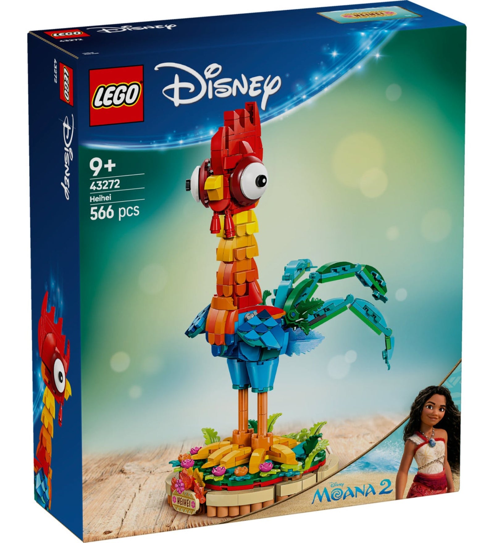 LEGO Disney Heihei 43272, 566 darabos doboz képe, amely a Heihei figurt ábrázolja, ahogy egy virágokkal teli podiumon áll, a doboz sarkában Moana is jelenik meg.