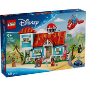 A képen a LEGO Disney Lilo és Stitch Tengerparti Háza (43268) készlet látható. Ez a színes, részletgazdag építőjáték egy ikonikus kék-fehér tengerparti házat ábrázol, piros tetővel és számos, a filmre jellemző elemmel. A doboz grafikája egy festői trópusi hátteret mutat, ahol Stitch egy piros űrhajóval repül, míg Lilo és családja a ház körül játszanak és pihennek. A készletben megtalálhatóak a népszerű szereplők, köztük Lilo, Stitch, Nani, David és Mr. Bubbles minifigurái, valamint extra kiegészítők, mint a