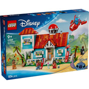 A képen a LEGO Disney Lilo és Stitch Tengerparti Háza (43268) készlet látható. Ez a színes, részletgazdag építőjáték egy ikonikus kék-fehér tengerparti házat ábrázol, piros tetővel és számos, a filmre jellemző elemmel. A doboz grafikája egy festői trópusi hátteret mutat, ahol Stitch egy piros űrhajóval repül, míg Lilo és családja a ház körül játszanak és pihennek. A készletben megtalálhatóak a népszerű szereplők, köztük Lilo, Stitch, Nani, David és Mr. Bubbles minifigurái, valamint extra kiegészítők, mint a
