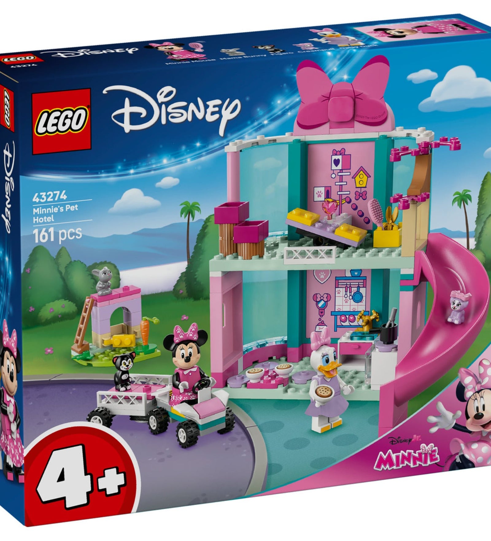 A LEGO Disney 43274 Minnie kisállat szállója dobozának elölnézeti képe, rajta Minnie egérrel, Daisy kacsával és a kétszintes, rózsaszín és türkiz szállóval, csúszdával és járművel.