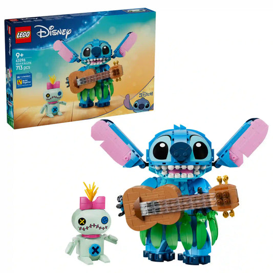 LEGO Disney Stitch és Scrump (43296) doboza és megépített figurái, Stitch ukulelével és Scrump babával fehér háttéren.