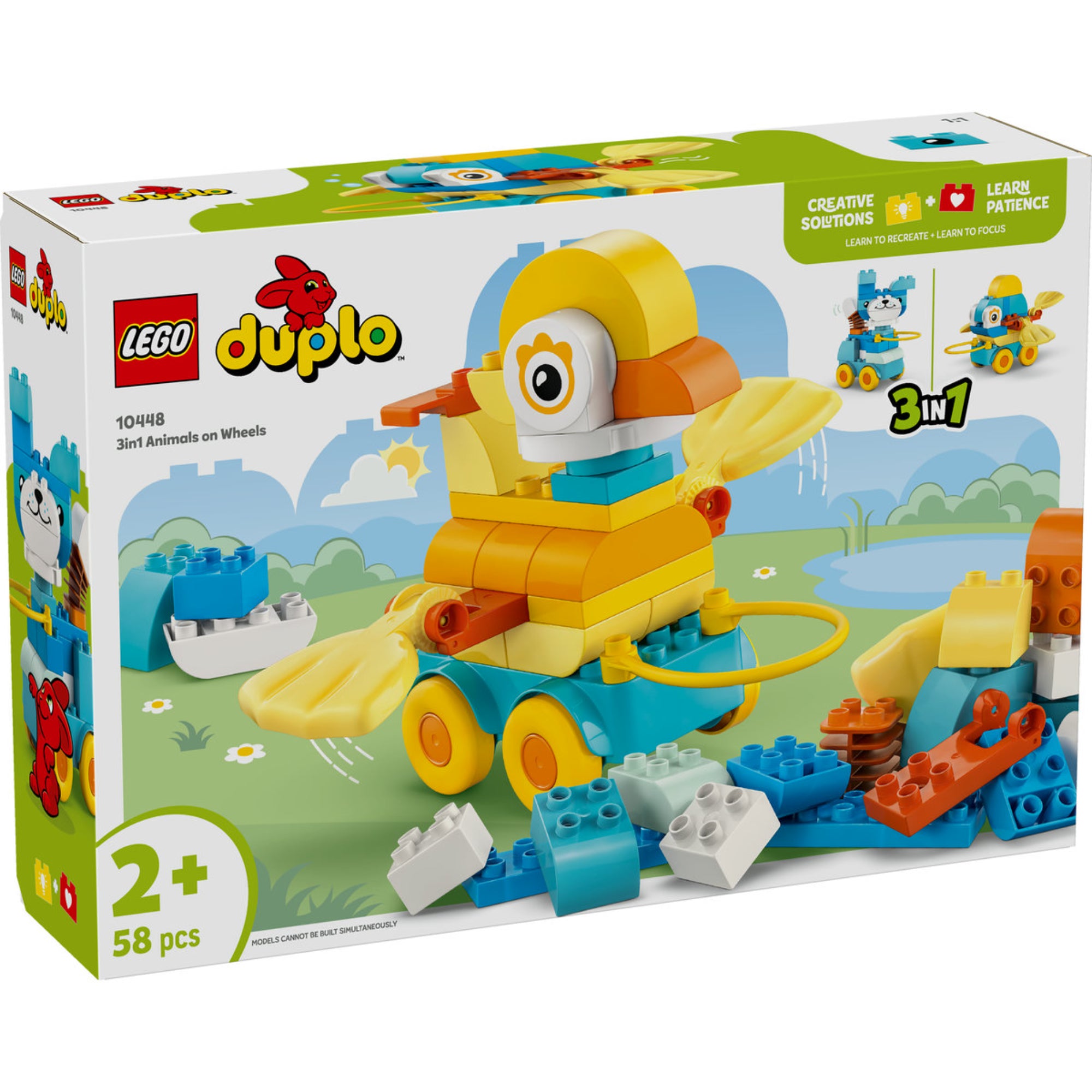 A LEGO DUPLO 3 az 1-ben guruló állatok (10448) doboza közelről, amelyen egy sárga-narancssárga kacsa figura szerepel világoskék kerekekkel és sárga szárnyakkal, a háttérben tavacskás, zöld tájjal.
