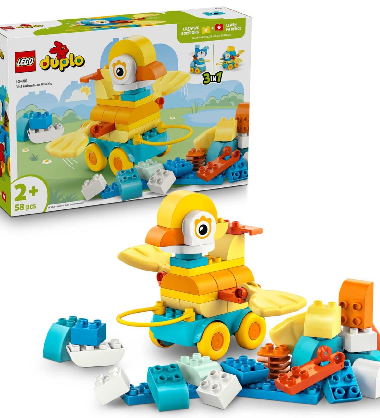 A LEGO DUPLO 3 az 1-ben guruló állatok (10448) doboza és egy színes kacsa figura látható összerakva a doboz előtt. A kacsa narancssárga, sárga és világoskék elemekből áll, kerekeken gurul, és körülötte szétszórt DUPLO elemek hevernek.
