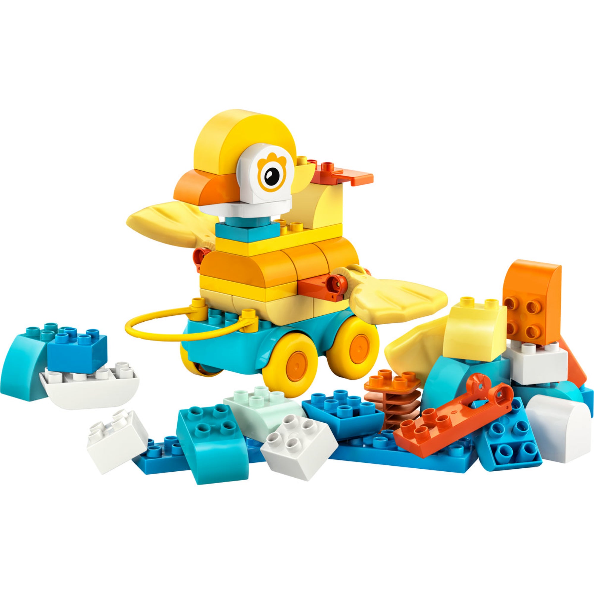 A teljesen összerakott LEGO DUPLO kacsa figura látható világoskéken guruló kerekekkel, sárga szárnyakkal, körülötte többféle élénk színű építőkockával, amelyek a készlet további állatfiguráihoz használhatók.
