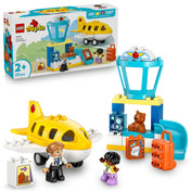A LEGO DUPLO 10443 Első repülés a repülőtéren készlet elemei kirakva: sárga repülőgép, kék irányítótorony, figurák, poggyász és játék mackó, a háttérben a színes doboz képe.
