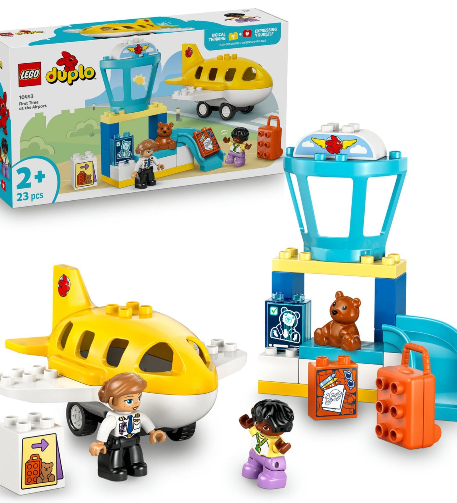 A LEGO DUPLO 10443 Első repülés a repülőtéren készlet elemei kirakva: sárga repülőgép, kék irányítótorony, figurák, poggyász és játék mackó, a háttérben a színes doboz képe.