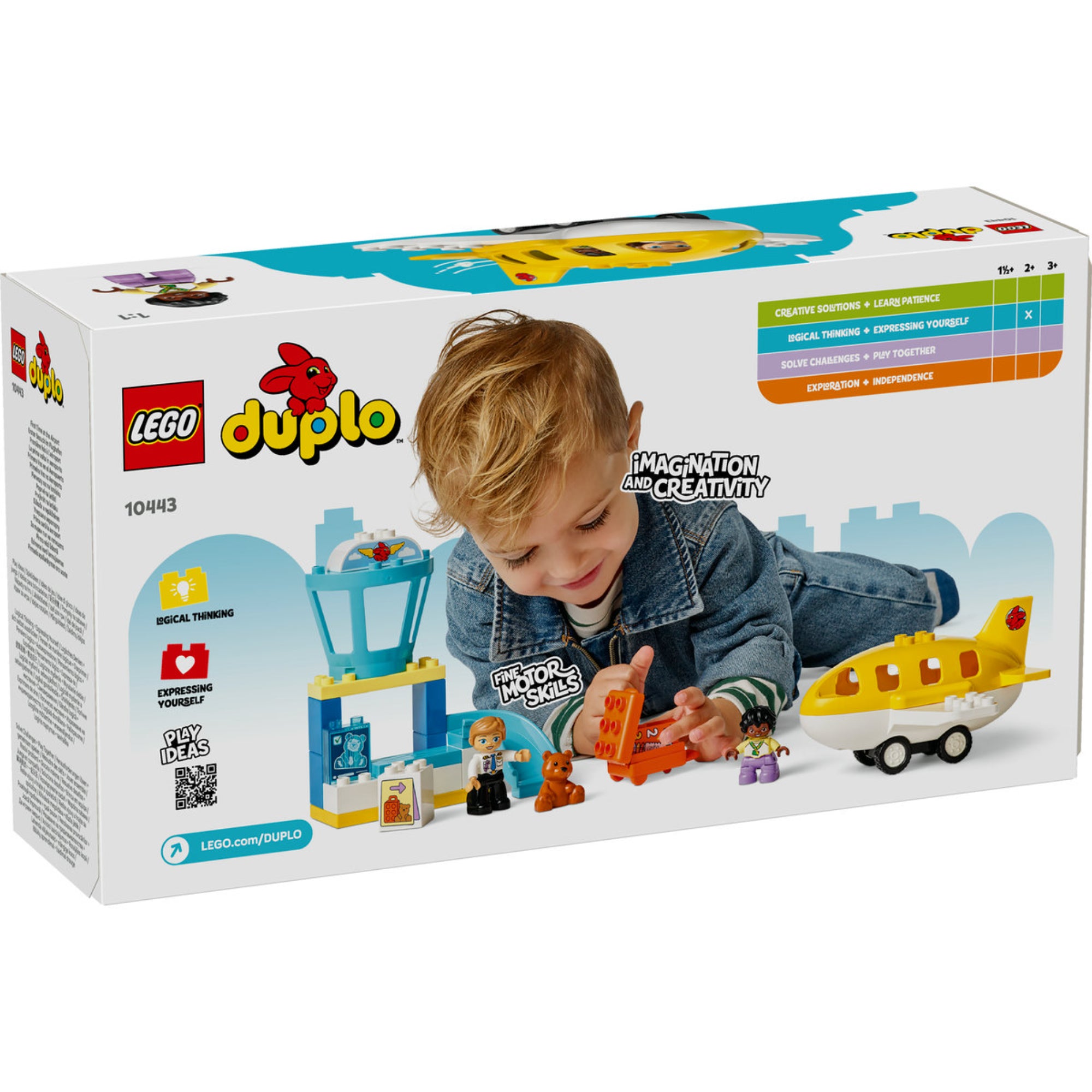 Egy kisgyermek játszik a LEGO DUPLO 10443 repülőtéri készlettel: a sárga repülőgép, torony, figurák és poggyászdarabok mellett fekszik, miközben mosolyogva tologatja a narancssárga bőröndöt.