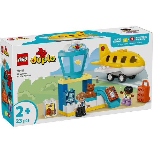 A LEGO DUPLO 10443 Első repülés a repülőtéren színes doboza, előtérben a sárga repülőgép, az irányítótorony, a pilóta, a kisgyerek figura, a bőrönd és a kiegészítők láthatók; bal alsó sarokban a 2+ korosztály jelölés és a 23 darabos készletinformáció.