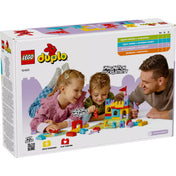 LEGO DUPLO Hopsy’s Castle Game (10450) hátlapja, ahol egy kislány, egy kisfiú és egy felnőtt közösen játszanak a szettel, hangsúlyozva a kreativitást és a finommotorikát.