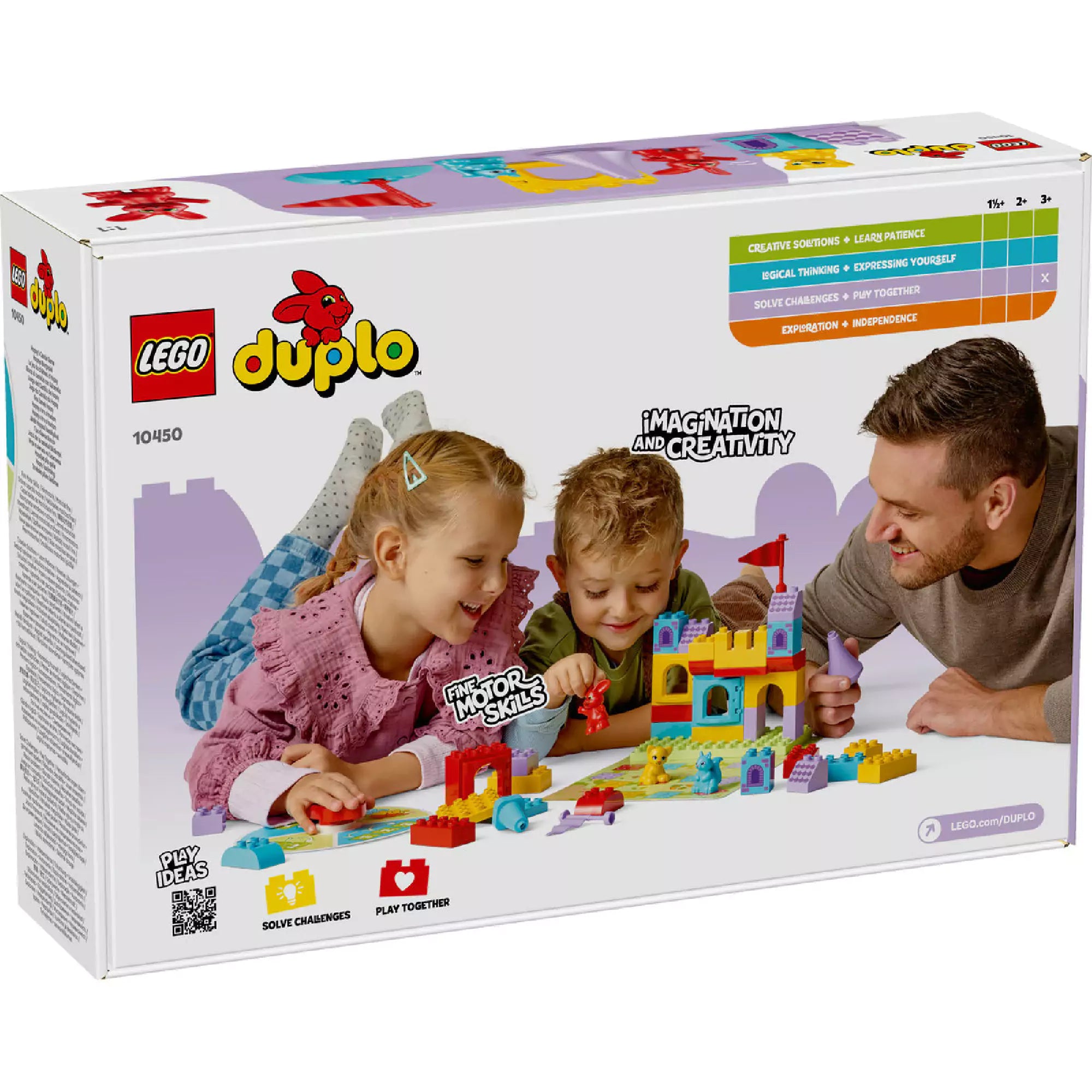 LEGO DUPLO Hopsy’s Castle Game (10450) hátlapja, ahol egy kislány, egy kisfiú és egy felnőtt közösen játszanak a szettel, hangsúlyozva a kreativitást és a finommotorikát.