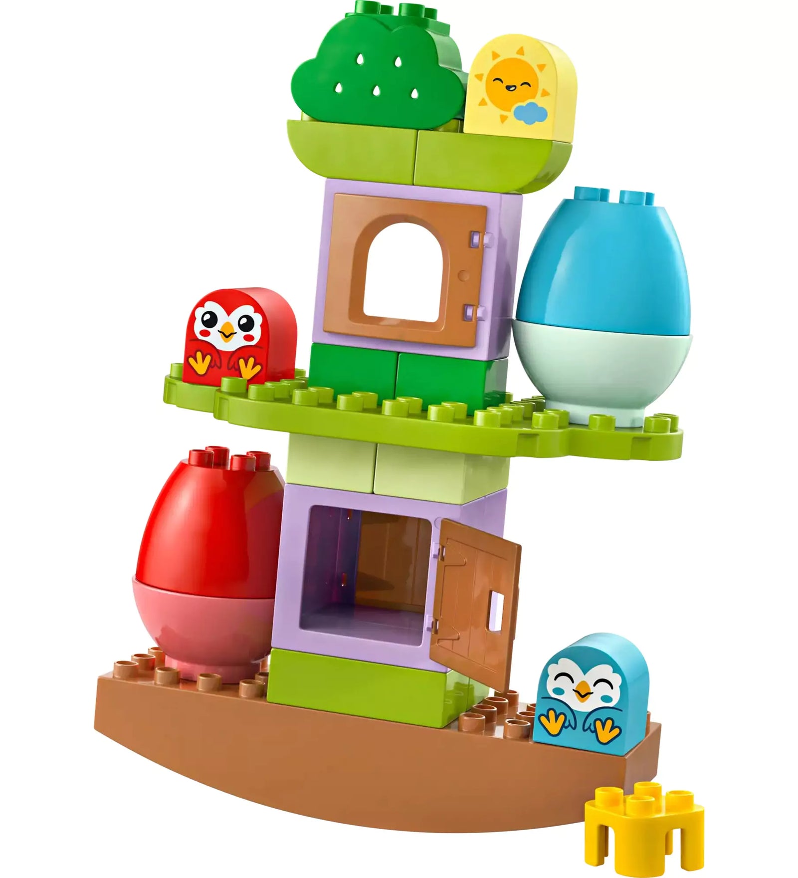 LEGO® DUPLO® Mérlegfa (10440) szett részletei, beleértve a baglyokat és a színes tojásokat.