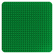 A LEGO DUPLO 10460 zöld építőlap négyzet alakban, lekerekített sarkokkal és szabályos tüskesorokkal, fehér háttér előtt.