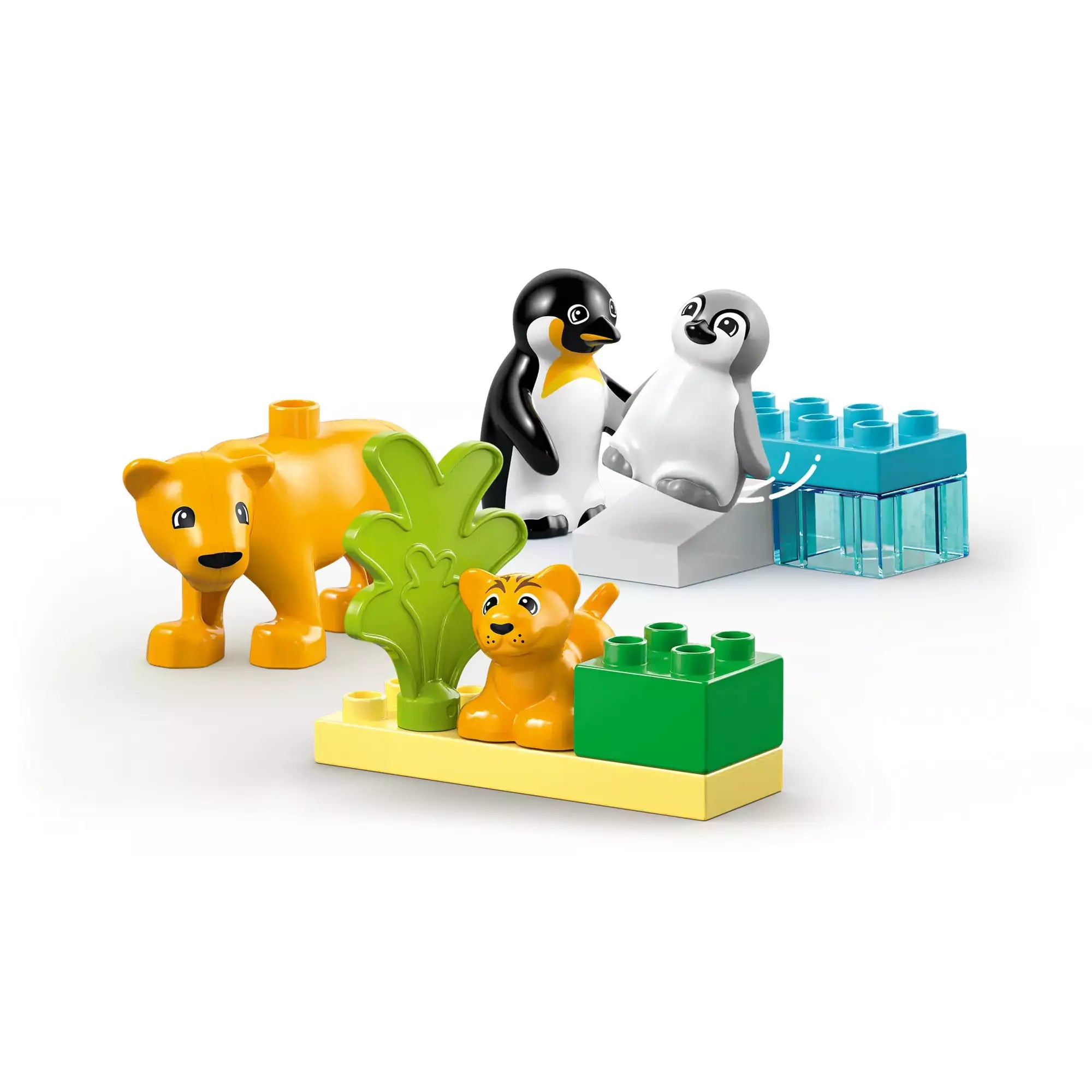 Teljes készlet LEGO Duplo Állatcsaládok a vadvilágban (10442): A szett tartalma pingvinek, oroszlánok, jégcsúszda és füves elemek építőelemekkel.