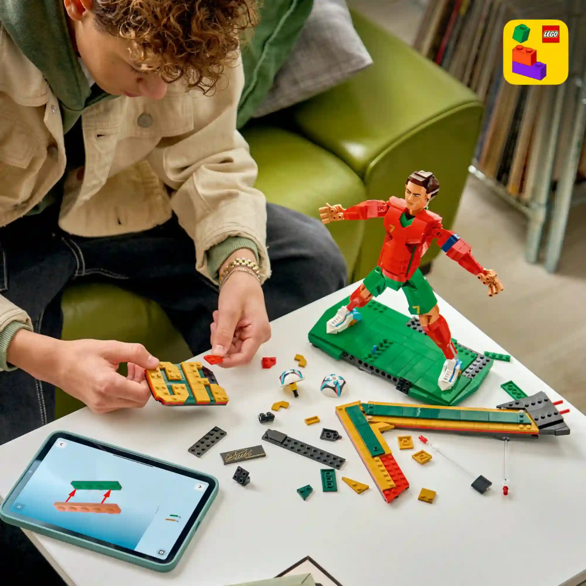LEGO Editions Cristiano Ronaldo – Futball-legenda 43016, 854 darabos készlet építés közben, elemekkel és digitális útmutatóval.