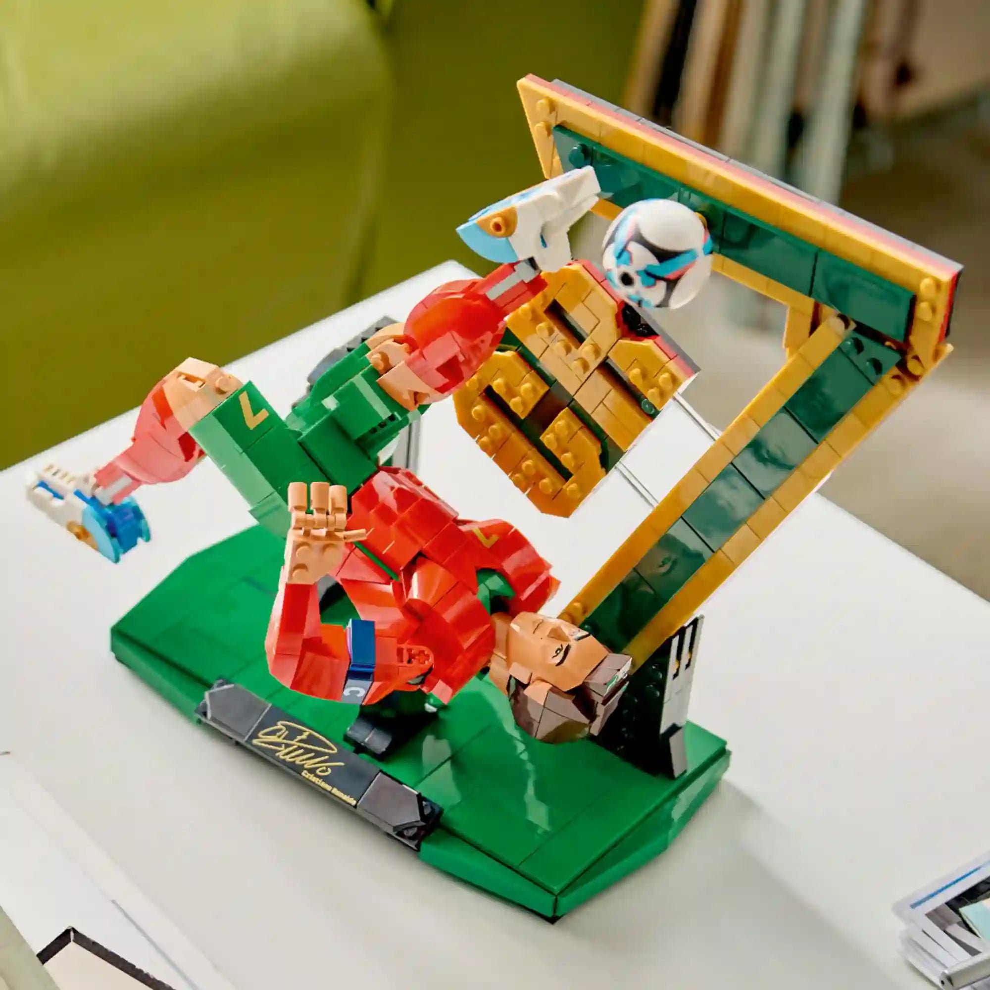 LEGO Editions Cristiano Ronaldo – Futball-legenda 43016, 854 darabos modell összeállítva, látványos akrobatikus mozdulat közben.