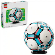 LEGO Football (43019) készlet doboza és a megépített focilabda modell állvánnyal, a klasszikus futball-labda mintázat modern LEGO dizájnú megjelenítésével.