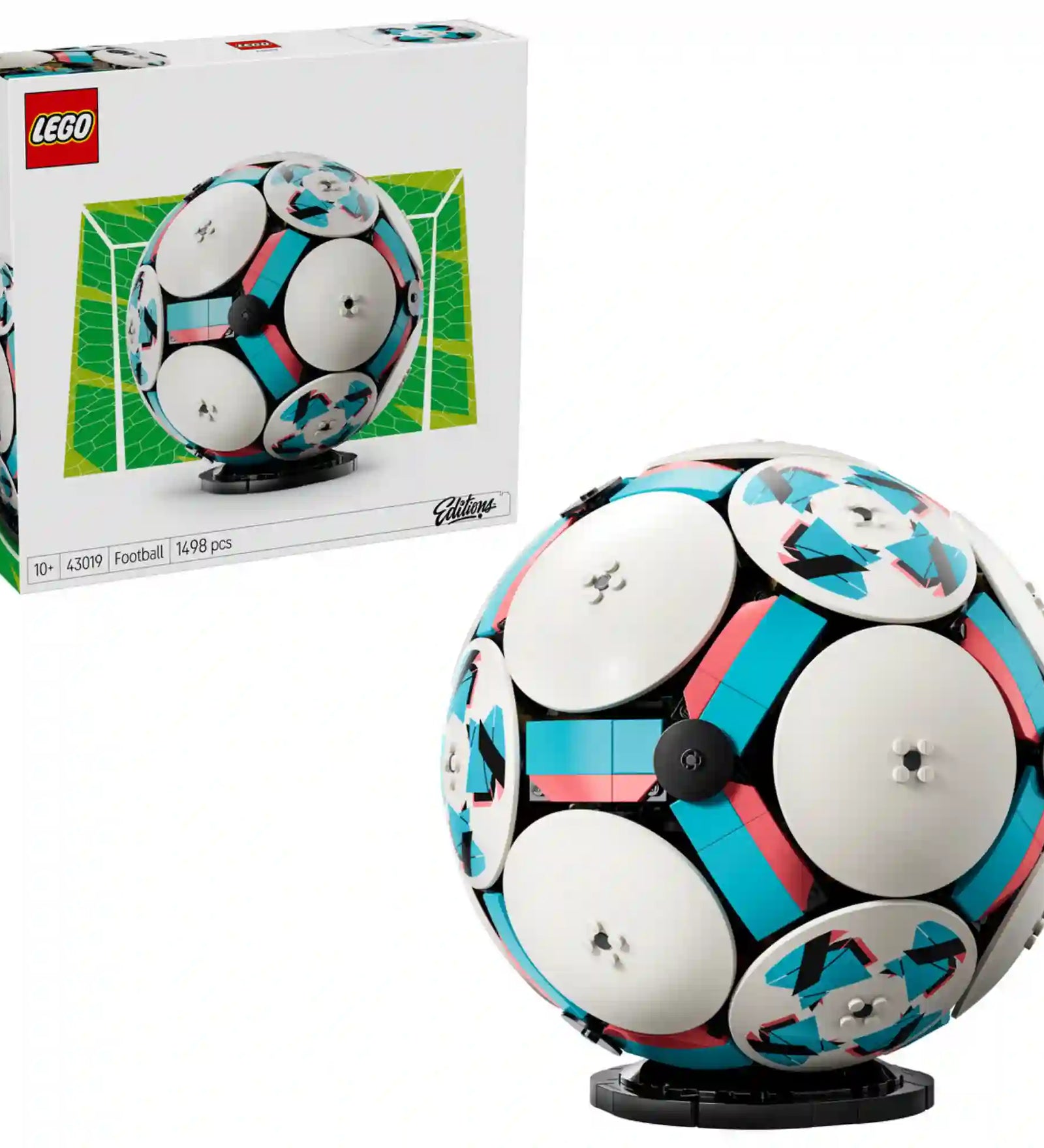LEGO Football (43019) készlet doboza és a megépített focilabda modell állvánnyal, a klasszikus futball-labda mintázat modern LEGO dizájnú megjelenítésével.