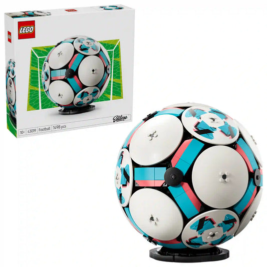 LEGO Football (43019) készlet doboza és a megépített focilabda modell állvánnyal, a klasszikus futball-labda mintázat modern LEGO dizájnú megjelenítésével.